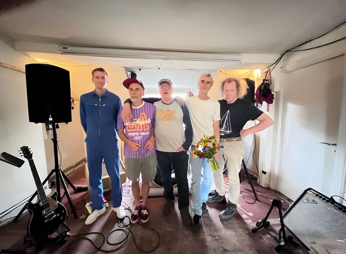 AUSGESTORBEN
Support: DIE JULIAS