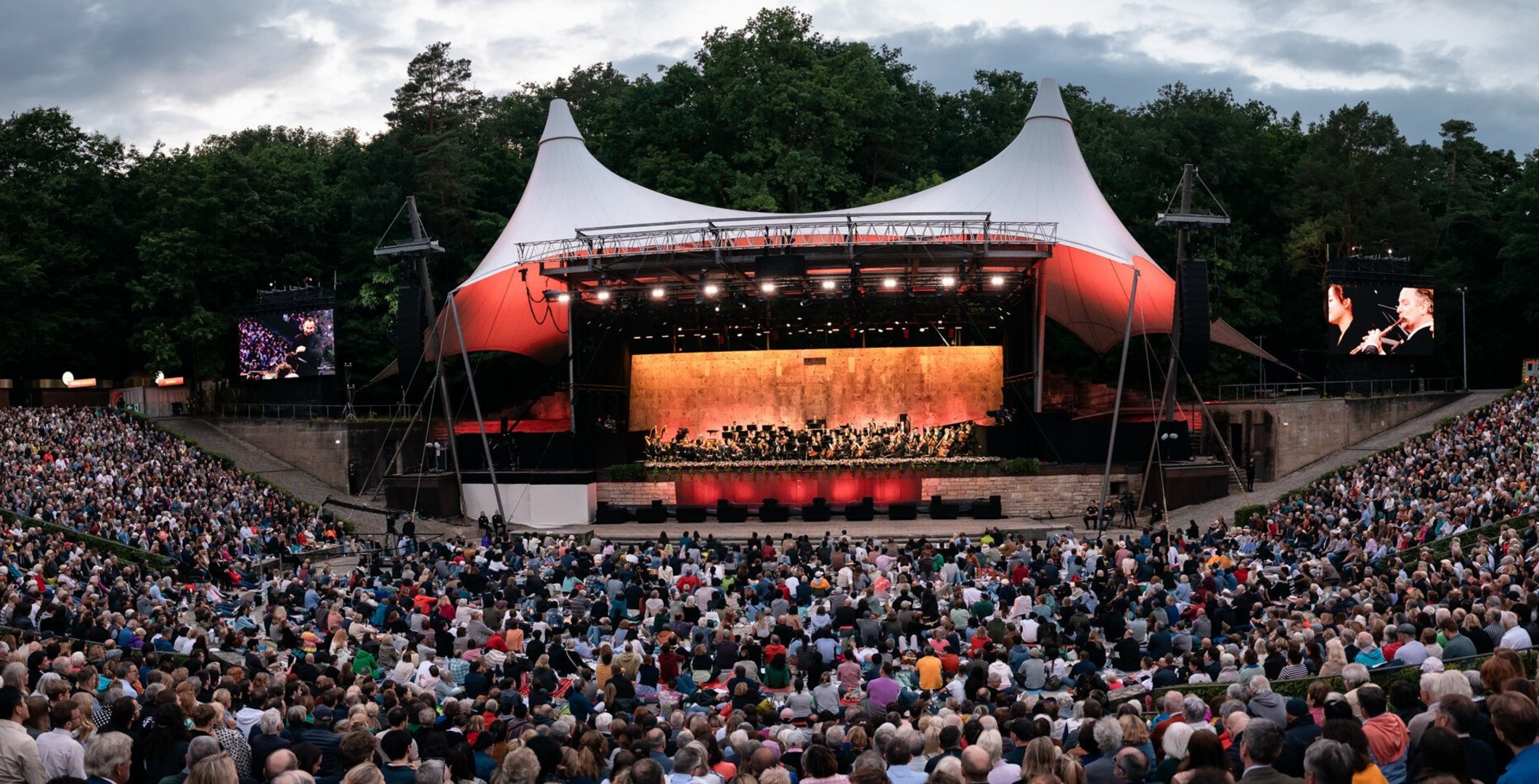 Berliner Philharmoniker: Saisonabschluss in der Waldbühne mit Daniel Harding und Augustin Hadelich